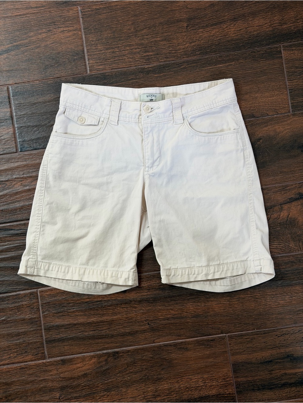 Lee Riders Women's Cream beige Casual Cotton Bermuda khaki Shorts, size 6 M
